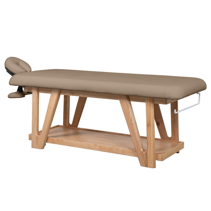 "Елегантна масажна кушетка с бежова тапицерия и основа от естествено дърво"