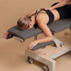 Клиент по време на масаж върху електрическа масажна кушетка NUUNA 4 STARTER MASSAGE